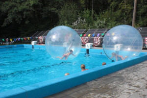 Seizoenssluiting: survival swim en schuimparty