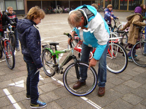 Kinderen doen praktisch verkeersexamen