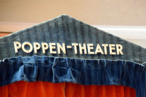 Poppentheater in bibliotheek van Sleen