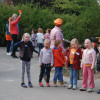 Kinderen vermaken zich tijdens Koningsspelen