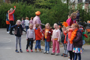 Kinderen vermaken zich tijdens Koningsspelen