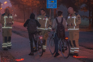 Brandweer Sleen deelt fietslampjes uit in Erm