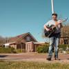 Troubadour brengt zonnetje naar De Schoel