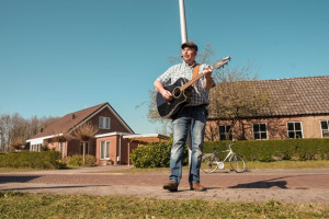 Troubadour brengt zonnetje naar De Schoel