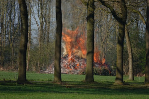 Paasvuur Sleen vroegtijdig in de brand