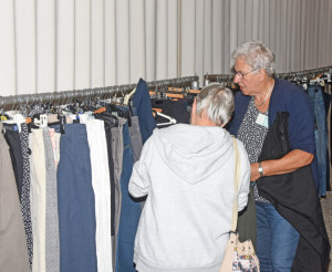 Kledingverkoop Ontmoetingskerk loopt goed