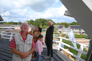 Molen in trek bij passanten en dorpsgenoten