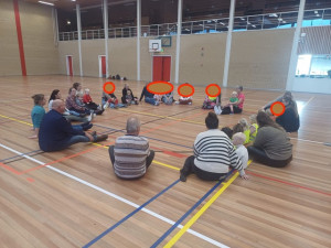 Wethouder doet mee met peutergym