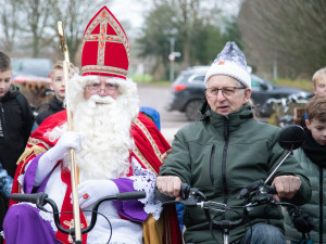 Sint komt op de duo-fiets naar De Akker