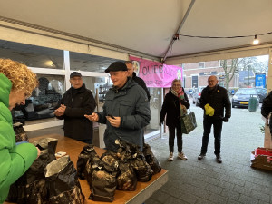 Oliebollenverkopers doen goede zaken