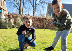 Ruben en Daan vinden handgraat in Sleen